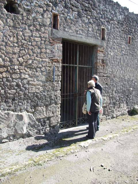 I.10.11 Pompeii. March 2009. Room 1, east end of north wall of fauces with graffito scratched on wall.  According to PPP, this is CIL IV 8392.
See Bragantini, de Vos, Badoni, 1981. Pitture e Pavimenti di Pompei, Parte 1. Rome: ICCD. (p.139)
According to Epigraphik-Datenbank Clauss/Slaby (See www.manfredclauss.de), this reads as –
Accipe  quos  dedi  tecum  choros      [CIL IV 8392]
