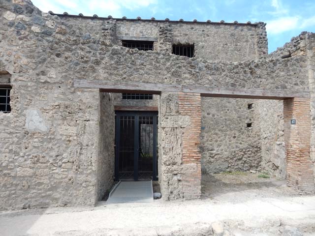 I.10.17 Pompeii. September 2005. Doorway in rear wall linked to atrium of I.10.16.