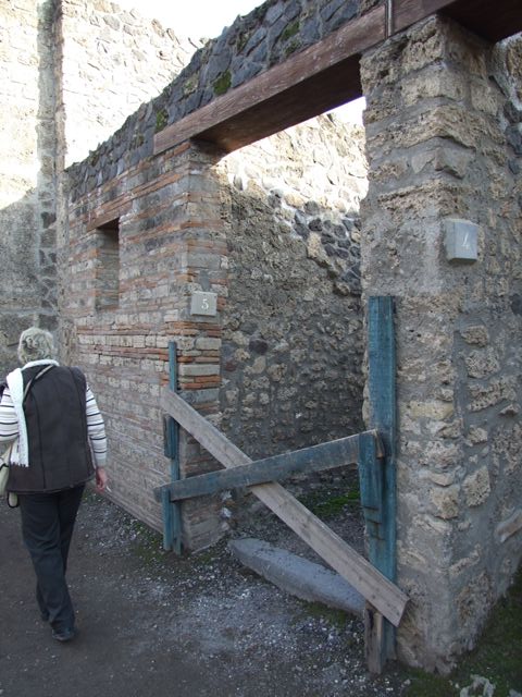 I.11.5 Pompeii. September 2004. Fauces leading to atrium.