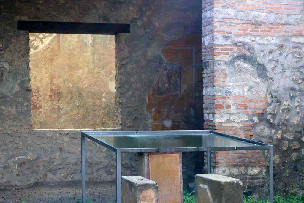 I.11.6 Pompeii. December 2018. 
Looking across table towards window in south wall and towards south-west corner of tablinum. Photo courtesy of Aude Durand.

