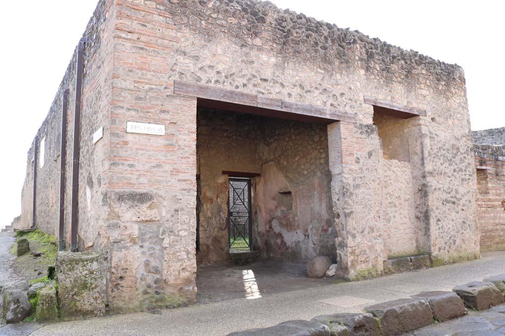 I.11.6, blocked doorway on right, with I.11.7, in centre. December 2018. 
Doorways on Via dell’Abbondanza. Photo courtesy of Aude Durand.
