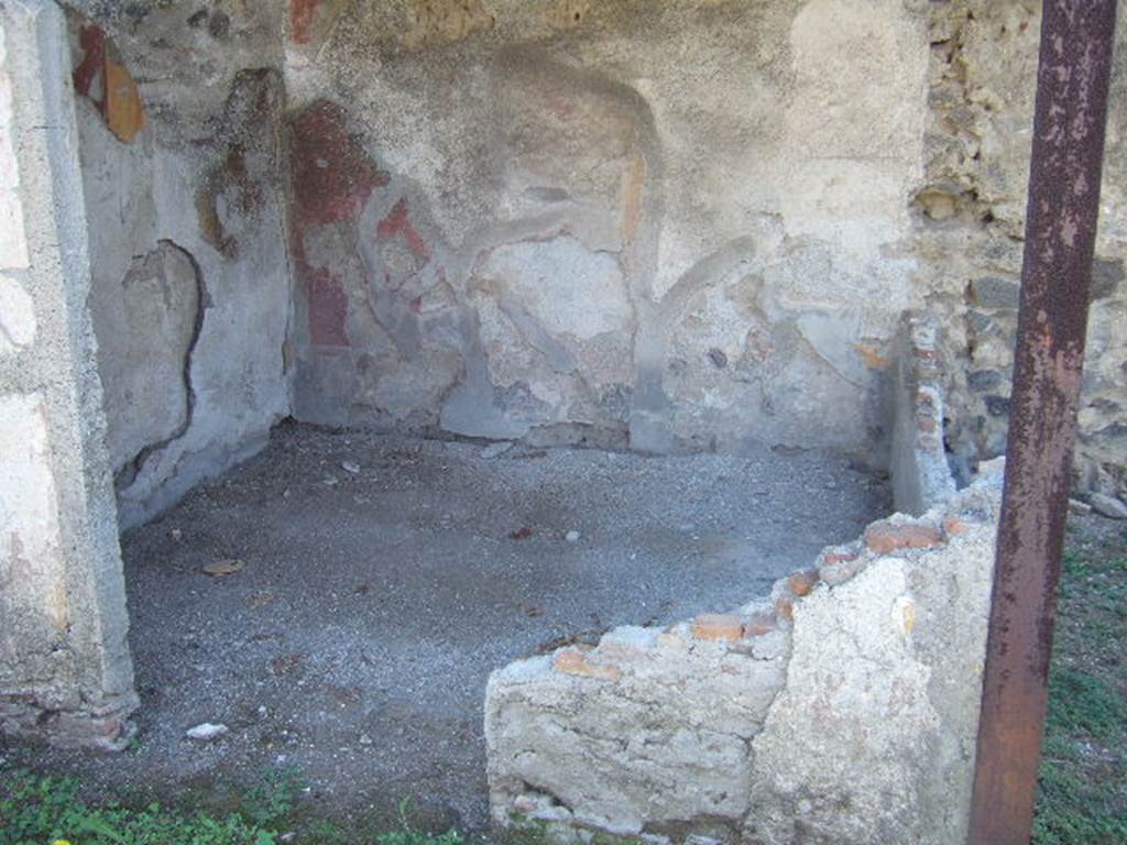 I.11.10 Pompeii. December 2006. South wall of small painted room against the south wall of the garden.

