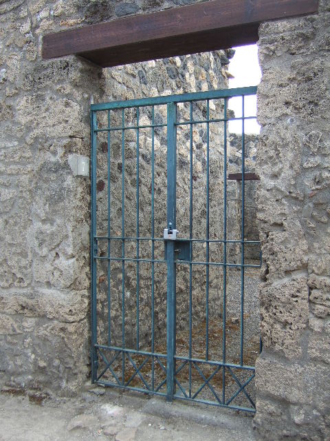 I.12.7 Pompeii. December 2005. Entrance on Vicolo dei Fuggiaschi.