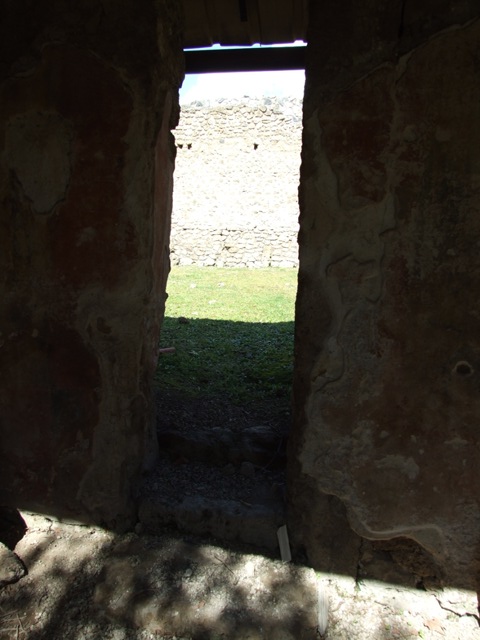 I.12.8 Pompeii. March 2009. Room 9. Dolium. Looking south across garden area.