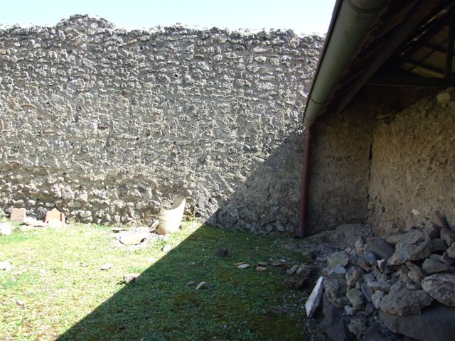 I.12.8 Pompeii. March 2009. Room 13, looking west in rear garden. According to Curtis, on Eschebach’s 1969 plan of the house is shown an entrance doorway from the rear garden courtyard leading into the house at I.12.7. This is an error. See Curtis R.L: The Garum shop of Pompeii, In Cronache Pompeiane, V.1979, p.8 note 5.