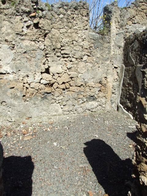 I.12.15 Pompeii.  September 2004.  Corridor leading to atrium.
