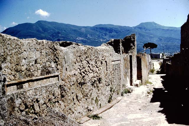 I.12.16 Pompeii. December 2007. Wall and bench to north of entrance.