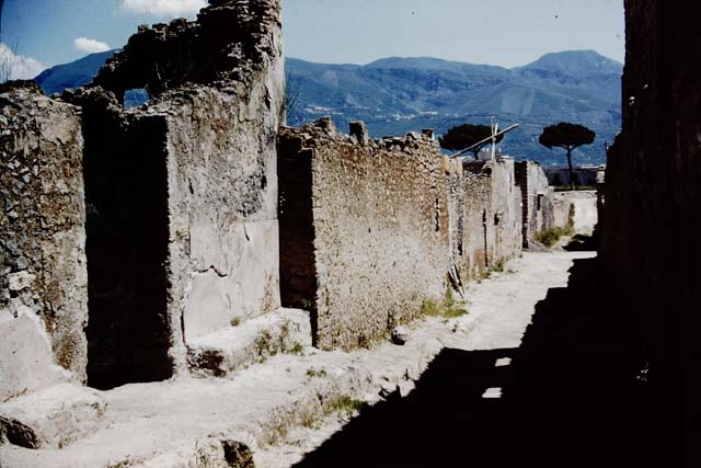 I.12.16 Pompeii. December 2007. Wall and bench to south of entrance.