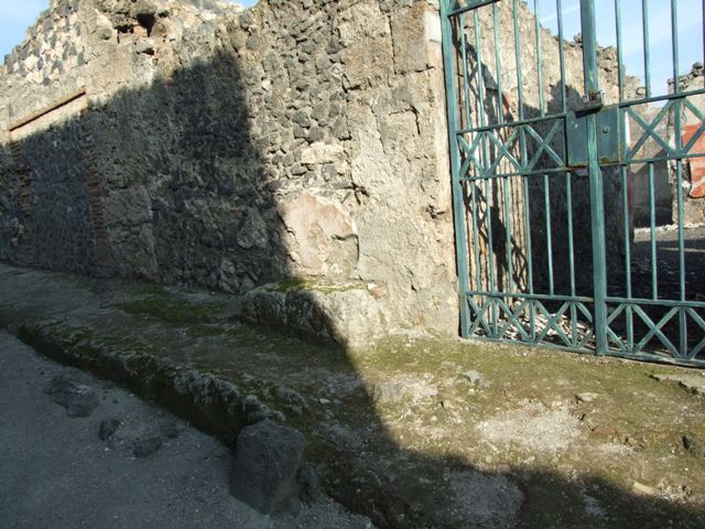 I.12.16 Pompeii. December 2007. Garden painting visible from the entrance. Wall painting of a garden fountain in a bowl or labrum with trellis underneath.