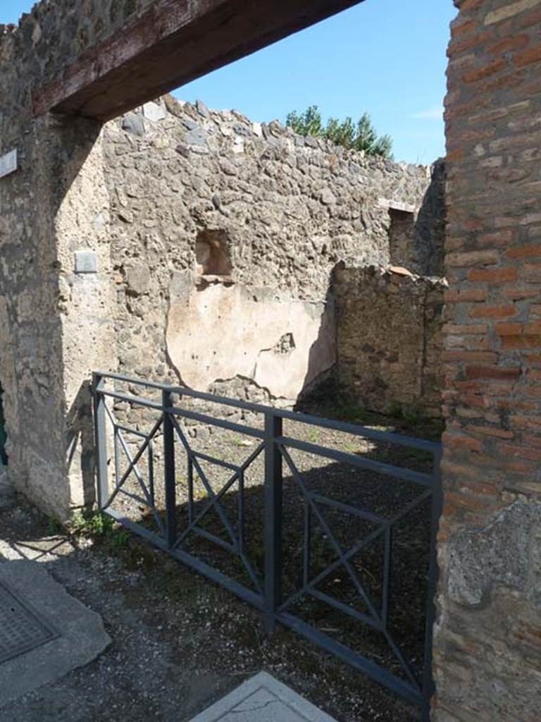 I.13.5 Pompeii. September 2015. Entrance doorway on Via dellAbbondanza.
