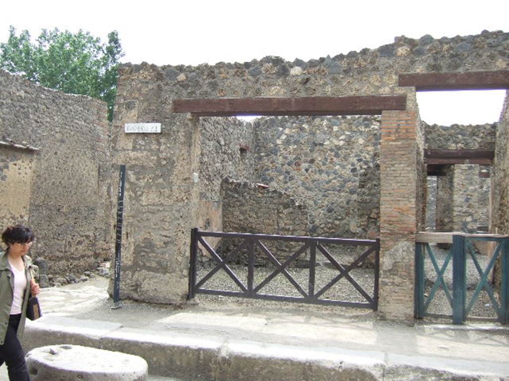 I.13.5 Pompeii. May 2006. Entrance on Via dellAbbondanza.