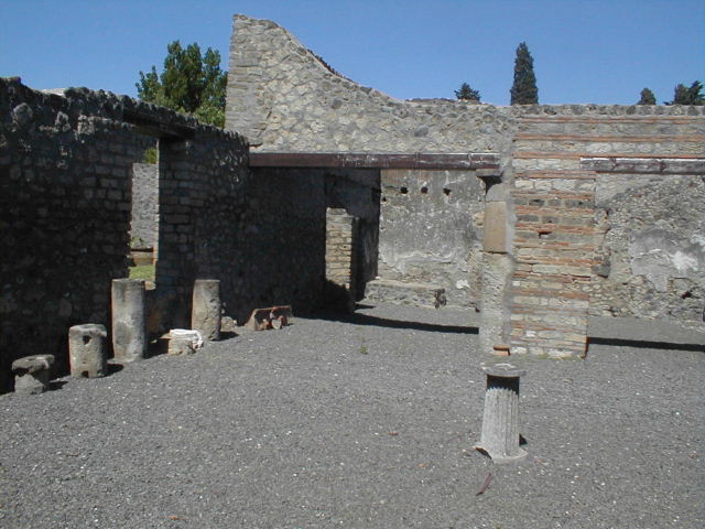 I.13.14 Pompeii. May 2005. Doorway to atrium of I.13.12 is on the right.