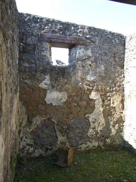 I.13.15 Pompeii. March 2009. North west corner of central courtyard, with curved remains against north wall.