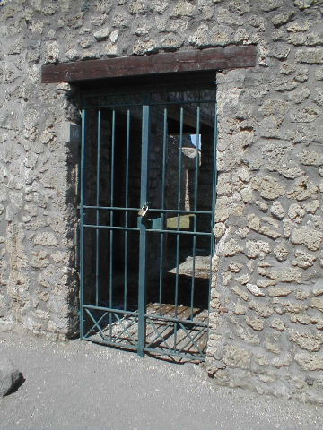 I.13.16 Pompeii. May 2005. Entrance.