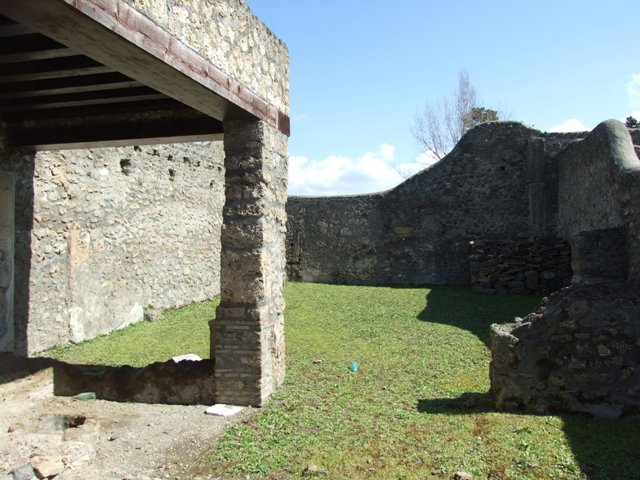 I.13.16 Pompeii. March 2009. South west corner of room on north side of entrance.