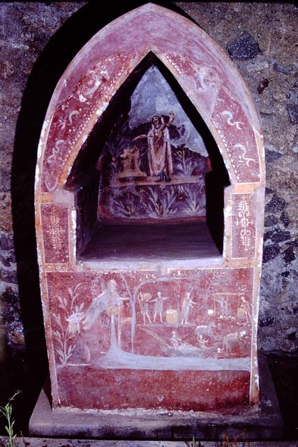 I.14.7 Pompeii. March 2009. Painted decoration on the east side of the upper Lararium niche.