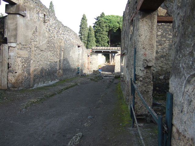 I.14.8 Pompeii.  Hospitium.  December 2005.  Entrance.