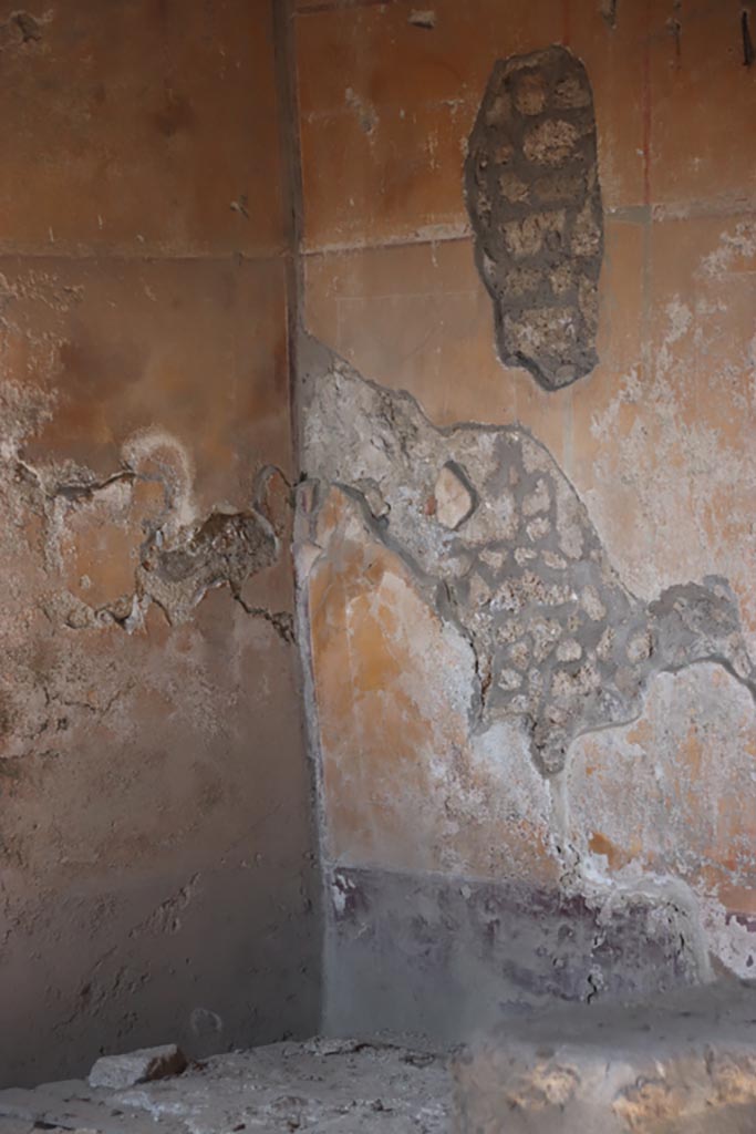 I.14.15 Pompeii. October 2022. 
Detail from north-west corner of room on west side of bar-room. Photo courtesy of Klaus Heese.
