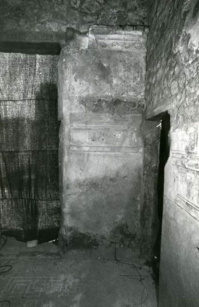I.15.3 Pompeii. 1972. Room 6. House of Ship Europa, W cubiculum, entrance S wall, overall.  
Photo courtesy of Anne Laidlaw.
American Academy in Rome, Photographic Archive. Laidlaw collection _P_72_16_28.
