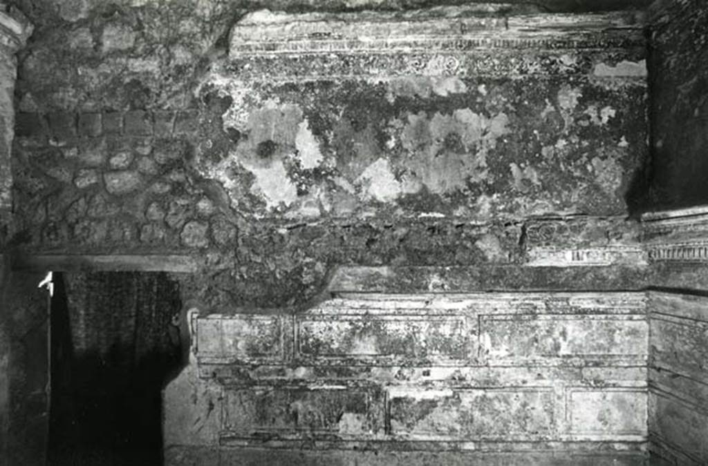 I.15.3 Pompeii. 1972. Room 6. House of Ship Europa, W cubiculum (rosettes), left W wall, upper half.  Photo courtesy of Anne Laidlaw.
American Academy in Rome, Photographic Archive. Laidlaw collection _P_72_16_31.
