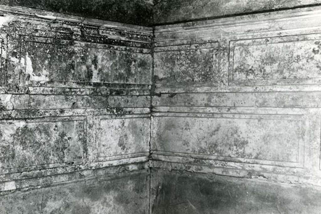 I.15.3 Pompeii. 1972. Room 6. House of Ship Europa, W cubiculum (rosettes), NW corner.  
Photo courtesy of Anne Laidlaw.
American Academy in Rome, Photographic Archive. Laidlaw collection _P_72_17_5.
