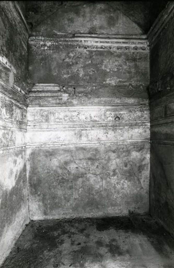 I.15.3 Pompeii. 1980. Room 6. House of Ship Europa, cubiculum with rosettes, back N wall.  
Photo courtesy of Anne Laidlaw.
American Academy in Rome, Photographic Archive. Laidlaw collection _P_80_4_26.
