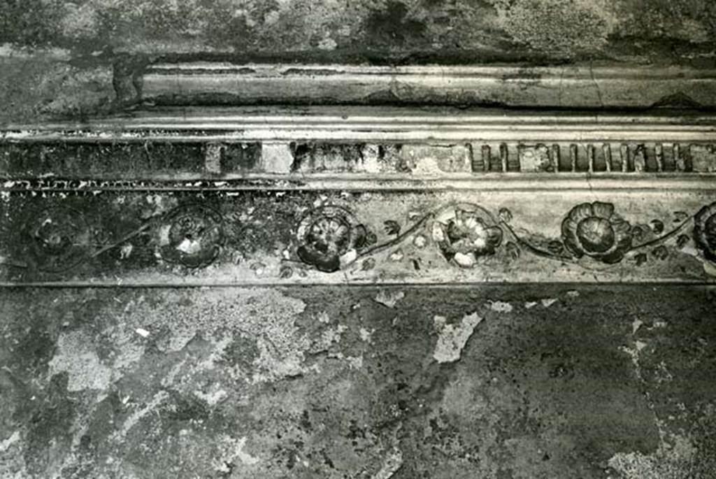 I.15.3 Pompeii. 1972. Room 6. House of Ship Europa, W cubiculum, back N wall, details of rosettes.  Photo courtesy of Anne Laidlaw.
American Academy in Rome, Photographic Archive. Laidlaw collection _P_72_17_19.
