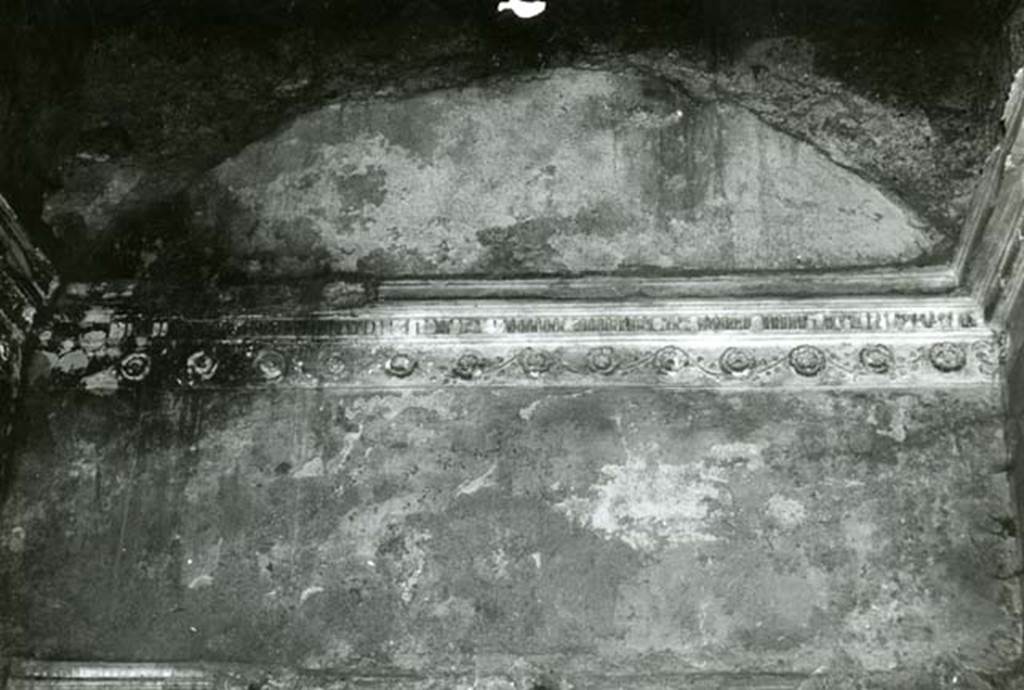 I.15.3 Pompeii. 1968. Room 6. House of Ship Europa, W cubiculum (rosettes), back N wall lunette.  Photo courtesy of Anne Laidlaw.
American Academy in Rome, Photographic Archive. Laidlaw collection _P_68_15_8.


