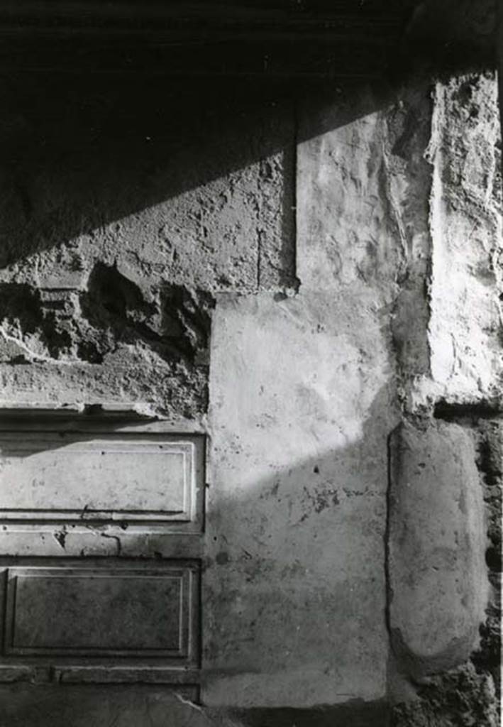 I.15.3 Pompeii. Room 6. House of Ship Europa, W cubiculum (rosettes), right E wall.  
Photo courtesy of Anne Laidlaw.
American Academy in Rome, Photographic Archive. Laidlaw collection _P_68_15_10.
