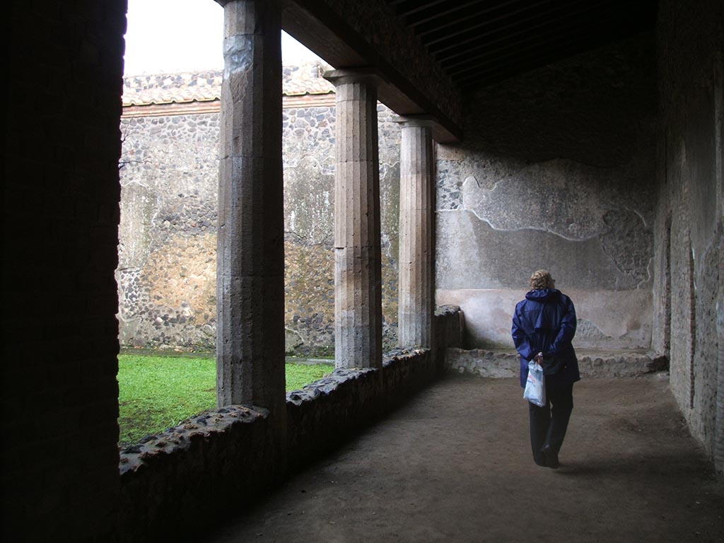 I.15.3 Pompeii. December 2004. Looking east along the south side of the peristyle 13.