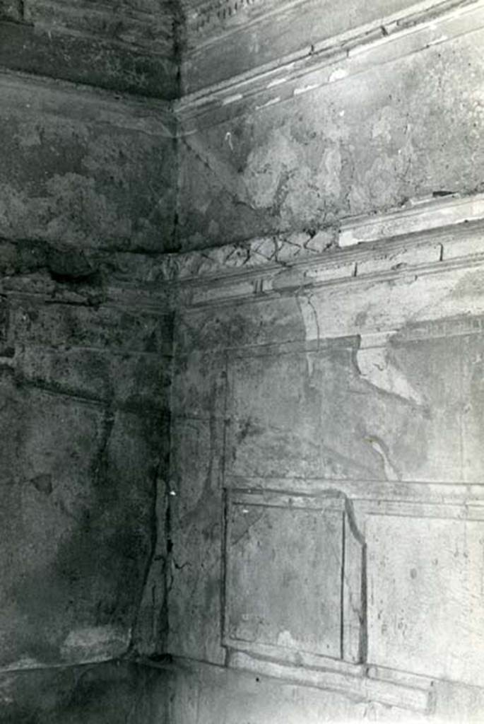 I.15.3 Pompeii. 1966. Room 4. House of Ship Europa, cubiculum to E of fauces, W wall and SW corners.  Photo courtesy of Anne Laidlaw.
American Academy in Rome, Photographic Archive. Laidlaw collection _P_66_2_28.
