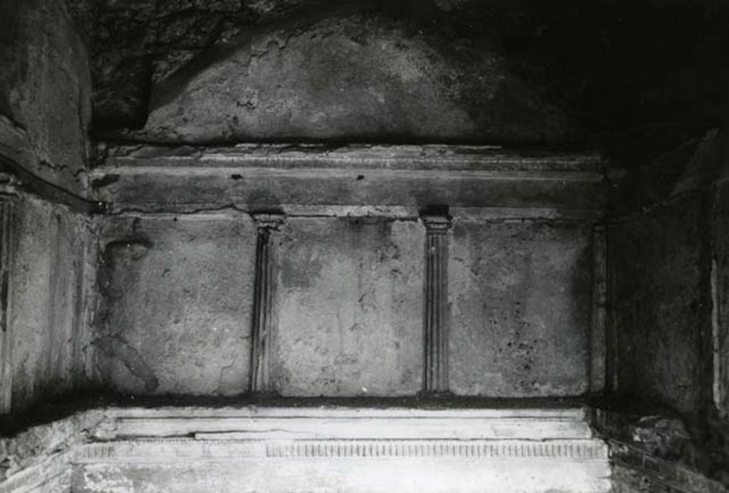 I.15.3 Pompeii. 1968. Room 4. House of Ship Europa, E cubiculum (colonnettes), back N wall, upper zone.  
Photo courtesy of American Academy in Rome, Photographic Archive. Laidlaw collection _P_68_15_14.
