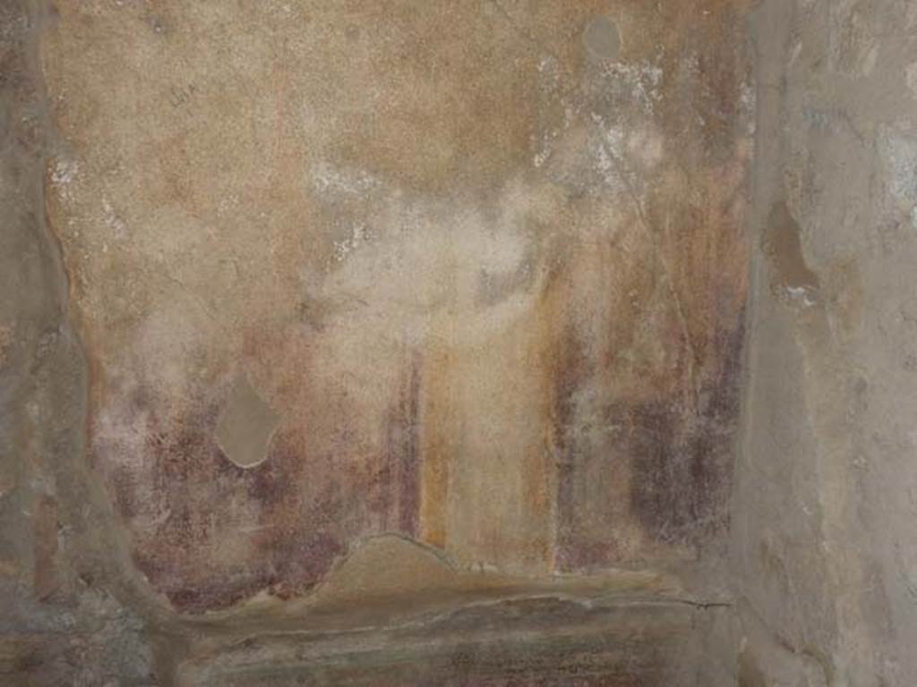 I.15.3 Pompeii. May 2015. Detail of wall above recess in north-west corner of triclinium 1.
Photo courtesy of Buzz Ferebee.
