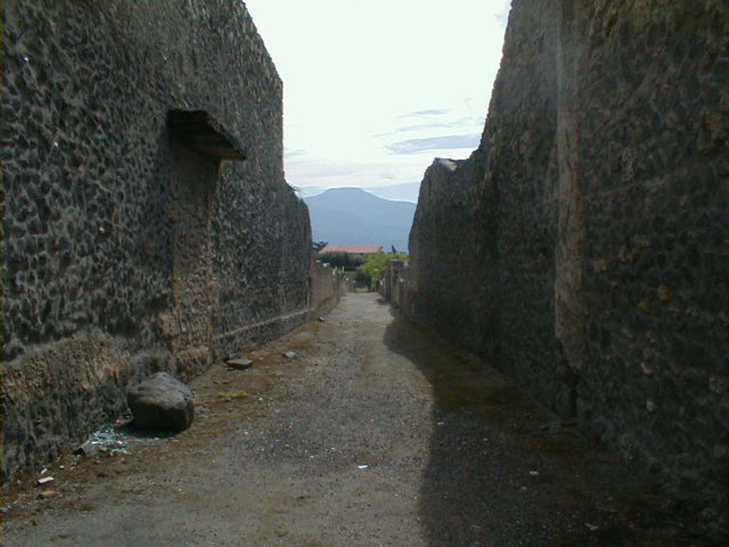 I.15.3 Pompeii, on left. September 2004.        Vicolo della Nave Europa looking south.                         I.16, on right.