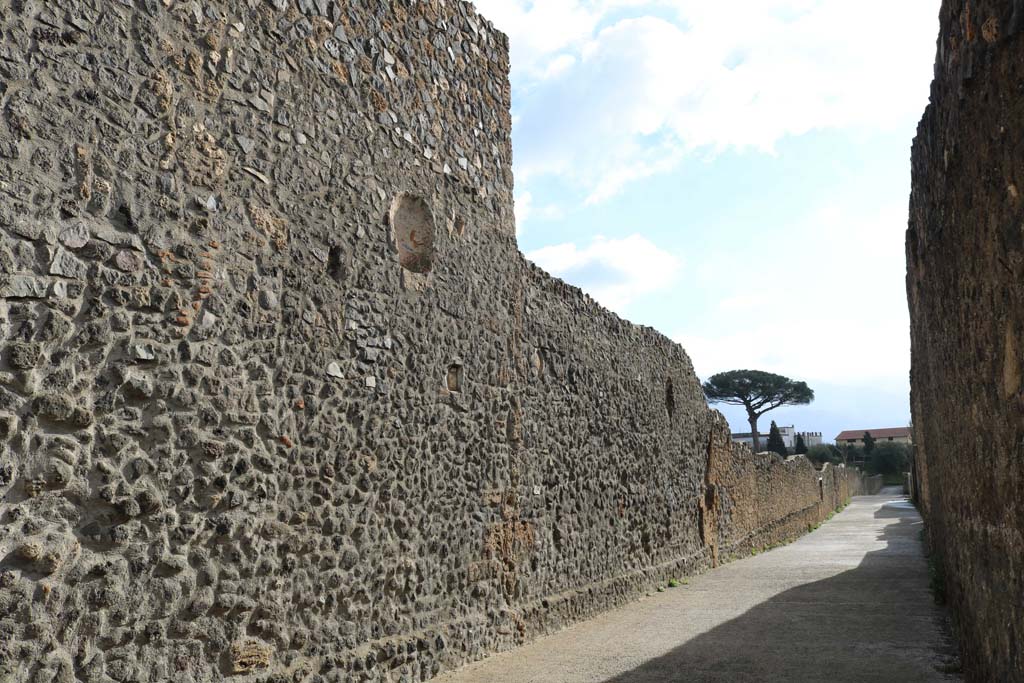 I.15.3 Pompeii, exterior wall on left. December 2018. Looking south on Vicolo della Nave Europa. Photo courtesy of Aude Durand.