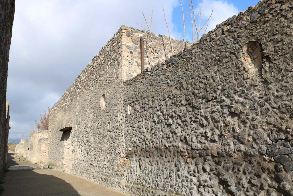 I.15.3 Pompeii, exterior wall on right. December 2018. Looking north on Vicolo della Nave Europa. Photo courtesy of Aude Durand.