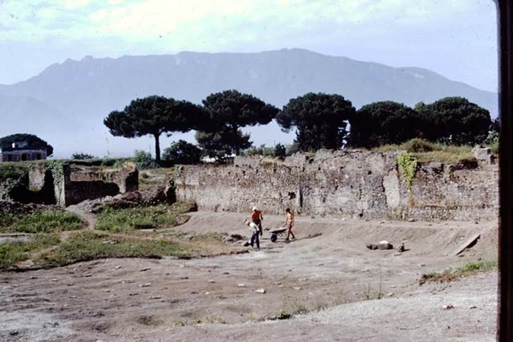 I.15.3 Pompeii. 1972. Looking towards south-west corner of site. Photo by Stanley A. Jashemski. 
Source: The Wilhelmina and Stanley A. Jashemski archive in the University of Maryland Library, Special Collections (See collection page) and made available under the Creative Commons Attribution-Non Commercial License v.4. See Licence and use details. J72f0416
