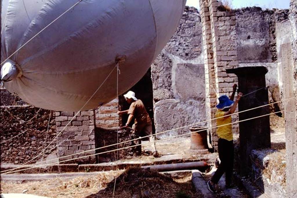 I.15.3 Pompeii. 1974. Tethered balloon in peristyle 13, looking west. Photo by Stanley A. Jashemski.   
Source: The Wilhelmina and Stanley A. Jashemski archive in the University of Maryland Library, Special Collections (See collection page) and made available under the Creative Commons Attribution-Non Commercial License v.4. See Licence and use details. J74f0459
