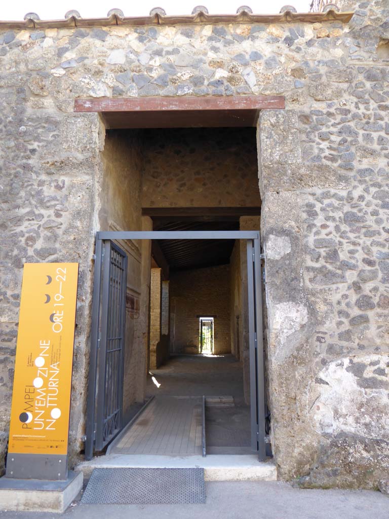 I.15.3 Pompeii. September 2015. Looking south through entrance doorway.
Foto Annette Haug, ERC Grant 681269 DÉCOR.

