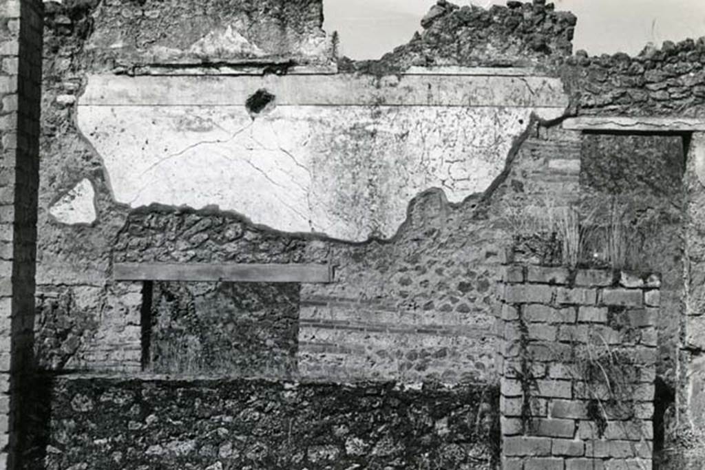 I.15.3 Pompeii. 1972. House of Ship Europa, Peristyle 13, W wall.  Photo courtesy of Anne Laidlaw.
American Academy in Rome, Photographic Archive. Laidlaw collection _P_72_15_11.
