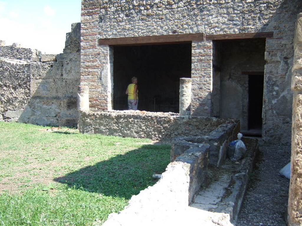 I.16.5 Pompeii. September 2005. Looking east across peristyle.