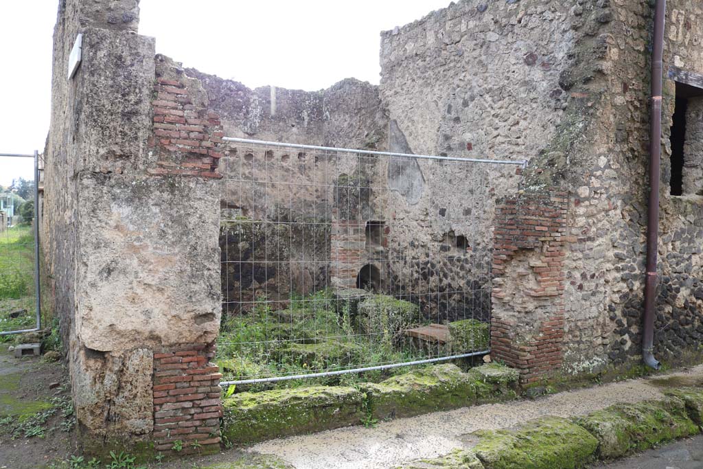 I.17.3 Pompeii. December 2018. Looking south-west across shop from entrance doorway on Via di Castricio. 
On the left is the unnamed roadway between I.16 and I.17.  Photo courtesy of Aude Durand.

