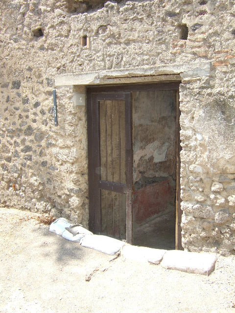 I.17.4 Pompeii.  May 2006. Looking west from entrance along the south portico of the peristyle garden.