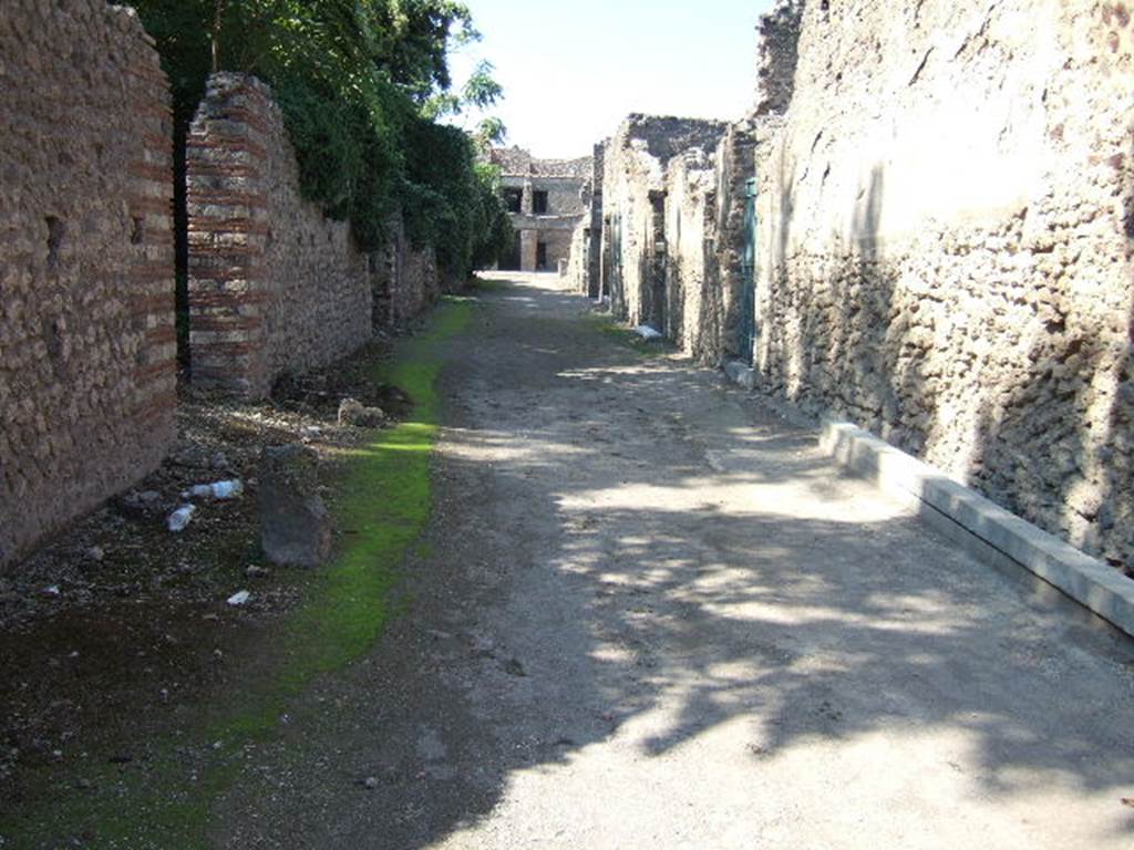 I.18.4 Pompeii. September 2005.     Via di Castricio looking west.         I.8