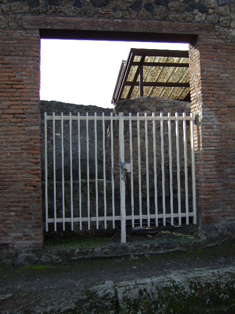 I.20.2 December 2006. Water-tank on north side of entrance room and site of staircase. Looking north.
