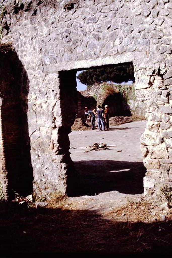 I.20.5 Pompeii. 1972. Looking west through entrance doorway. Photo by Stanley A. Jashemski. 
Source: The Wilhelmina and Stanley A. Jashemski archive in the University of Maryland Library, Special Collections (See collection page) and made available under the Creative Commons Attribution-Non Commercial License v.4. See Licence and use details. J72f0125
