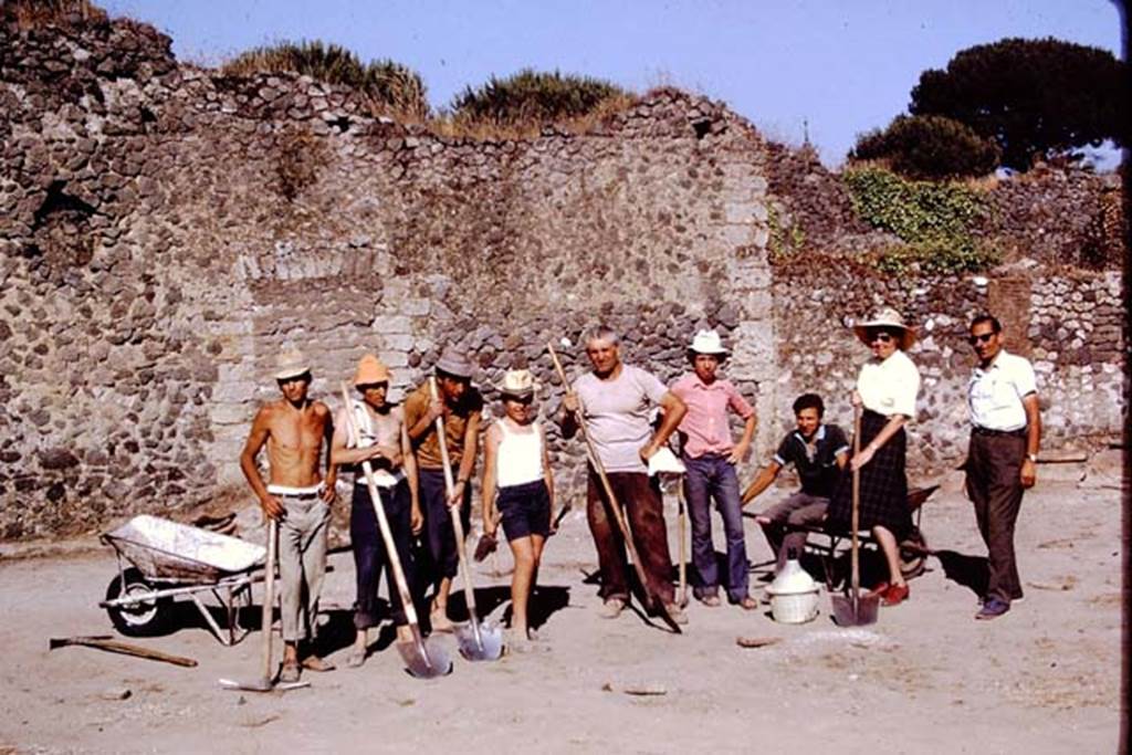I.20.5 Pompeii. 1972. The workers posing again near the east wall, with Wilhelmina and Sig. Sicignano, on right. Photo by Stanley A. Jashemski. 
Source: The Wilhelmina and Stanley A. Jashemski archive in the University of Maryland Library, Special Collections (See collection page) and made available under the Creative Commons Attribution-Non Commercial License v.4. See Licence and use details. J72f0138
