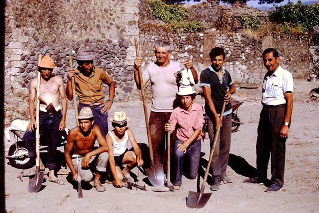 I.20.5 Pompeii. 1972. Wilhelmina’s workers and Sig. Sicignano, on right. Photo by Stanley A. Jashemski. 
Source: The Wilhelmina and Stanley A. Jashemski archive in the University of Maryland Library, Special Collections (See collection page) and made available under the Creative Commons Attribution-Non Commercial License v.4. See Licence and use details. J72f0139
