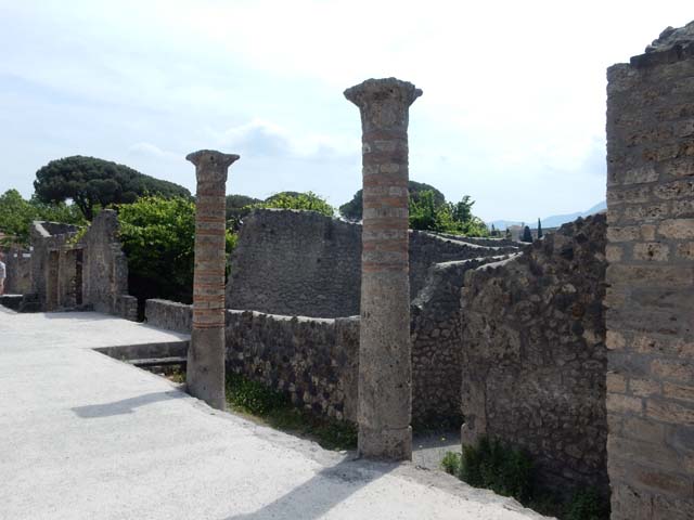 I.21.1 Pompeii, from I.21.3. September 2005. Looking west on Via della Palestra.
