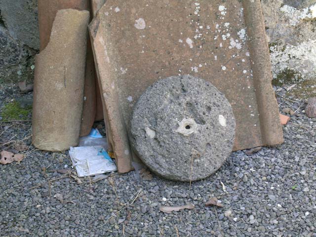 I.21.5 Pompeii. September 2005. Niche in north wall of garden area.